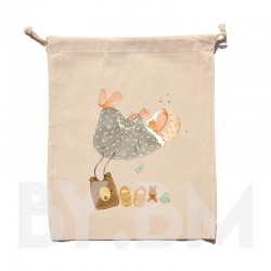 Bolsa de algodón orgánico de 25x30cm con una ilustración artística original que representa a un recién nacido y su ajuar