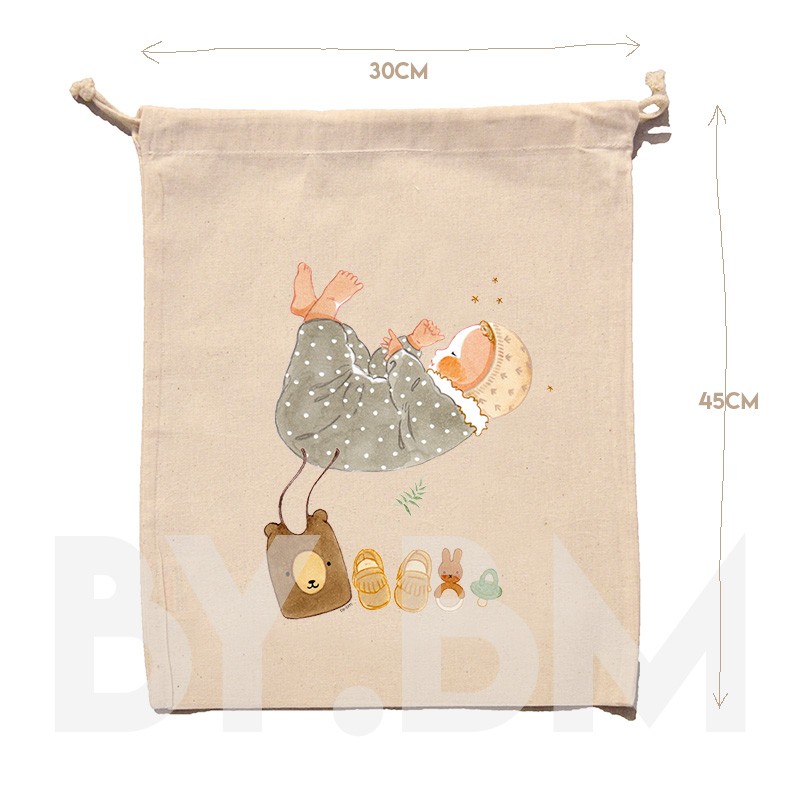 Pochon en coton bio de 45x30cm avec une illustration artistique originale représentant un nouveau né et son trousseau