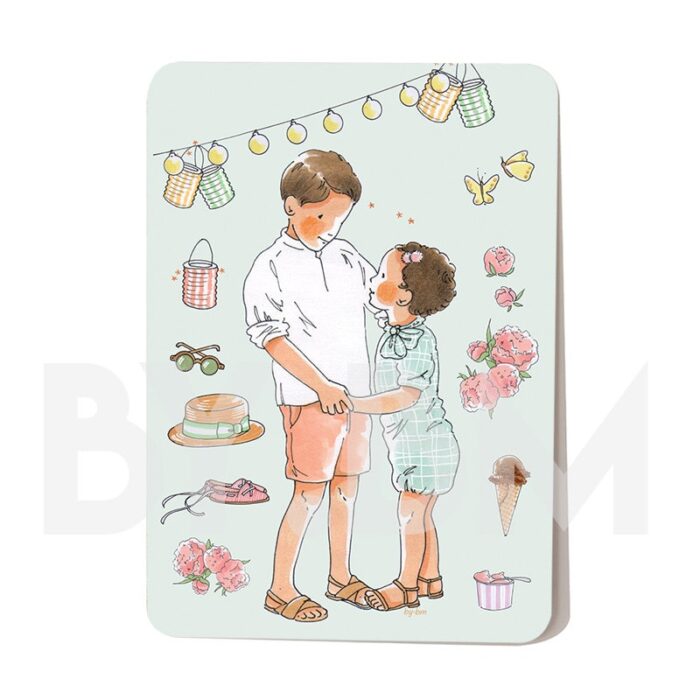 Carte postale, au centre deux enfants en tenue estivale un petit garçon qui tient par la main une petite fille