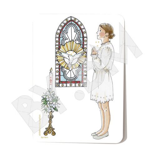 Une jeune fille en prière les mains jointes devant un vitrail représentant l'Esprit Saint.